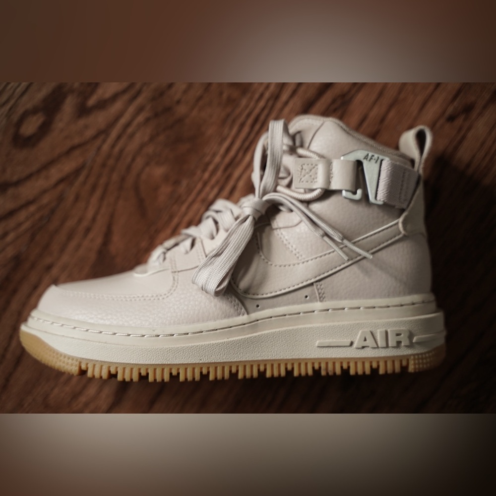 Women's Nike Air Force 1 High Utility 2.0 DC3584-200 - Worn Once - Picture 2 of 6